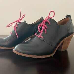 Sofft black leather lace-up heeled oxford shoes, size 9